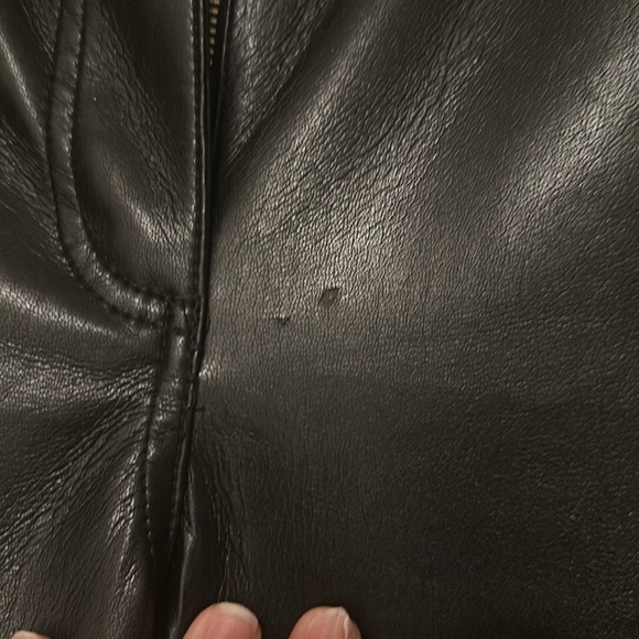 ARITZIA WILFRED SIZE 6 leather leggings. Small stain on front (see video and pic - Picture 7 of 9